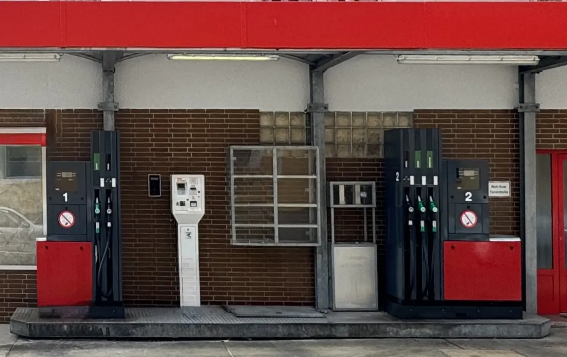 Die beiden Zapfsäulen und der Tankautomat der SB-Tankstelle Georg Schorr in Deberndorf